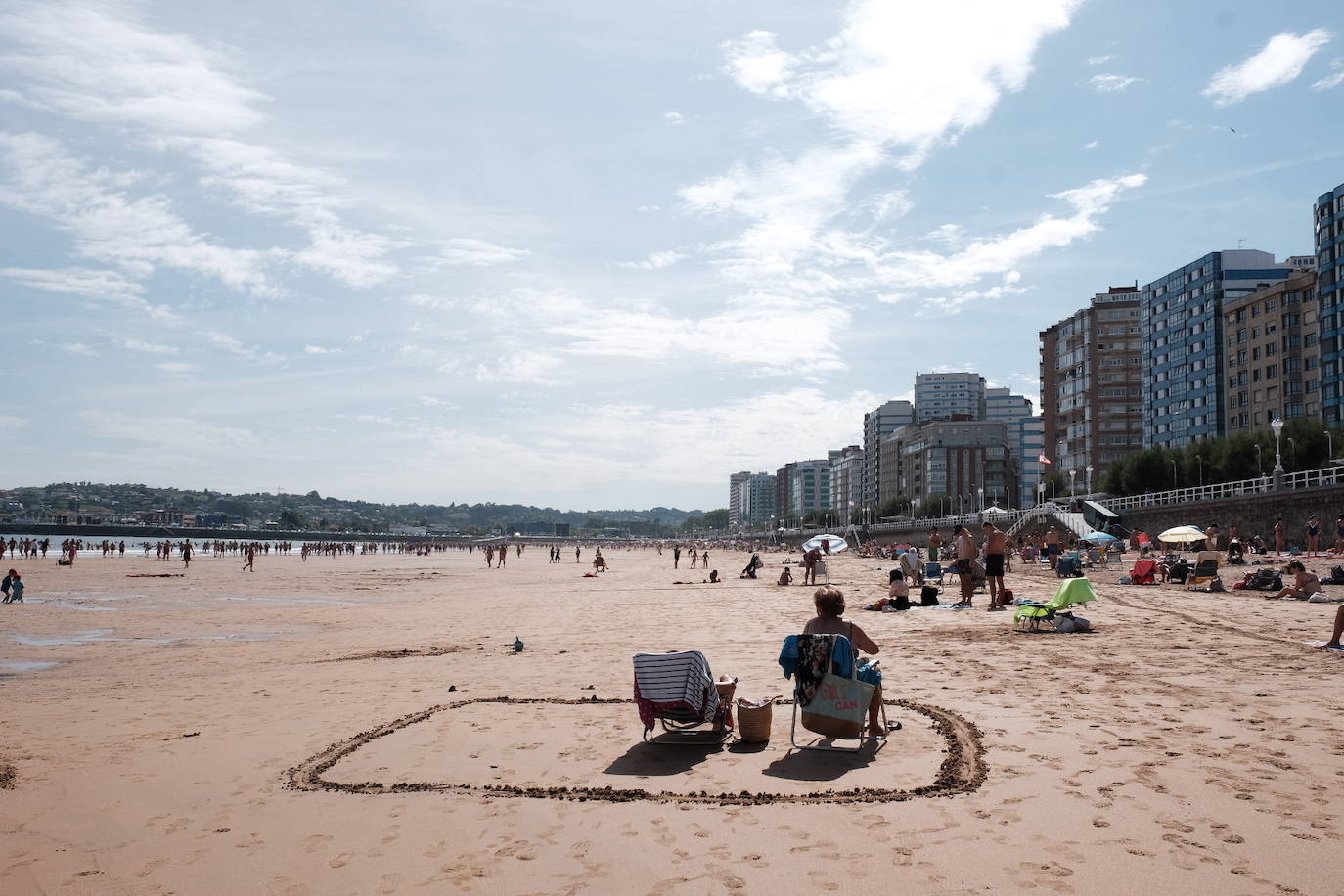 Los arenales de Gijón han estado a rebosar durante la primera parte de este soleado jueves. Sin embargo, el viento ha ido ganando protagonismo con el paso de las horas 