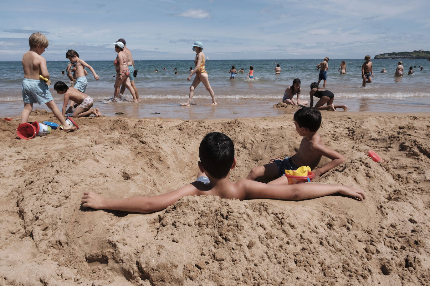 Los arenales de Gijón han estado a rebosar durante la primera parte de este soleado jueves. Sin embargo, el viento ha ido ganando protagonismo con el paso de las horas 