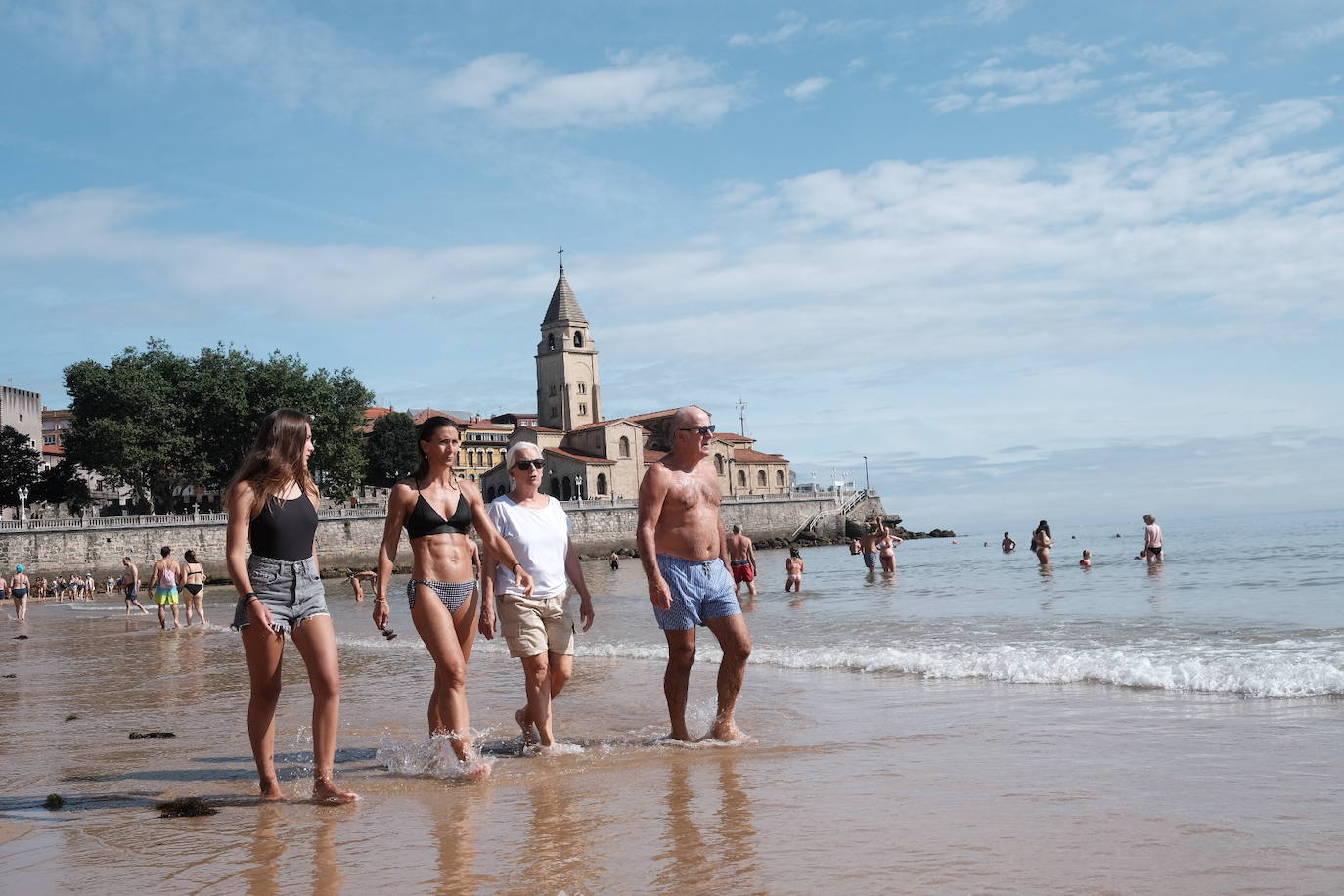 Los arenales de Gijón han estado a rebosar durante la primera parte de este soleado jueves. Sin embargo, el viento ha ido ganando protagonismo con el paso de las horas 