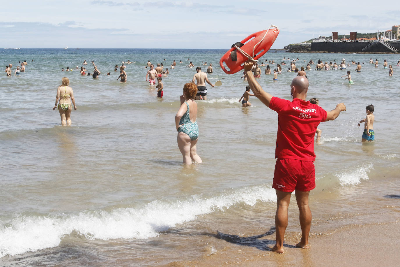 Los arenales de Gijón han estado a rebosar durante la primera parte de este soleado jueves. Sin embargo, el viento ha ido ganando protagonismo con el paso de las horas 