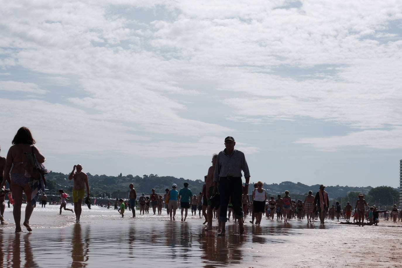 Los arenales de Gijón han estado a rebosar durante la primera parte de este soleado jueves. Sin embargo, el viento ha ido ganando protagonismo con el paso de las horas 