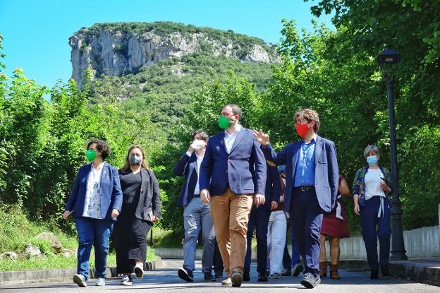 El presidente Adrián Barbón, junto al alcalde de Cabrales, Jose Sánchez, seguido de los consejeros, tras la cita en Carreña. 