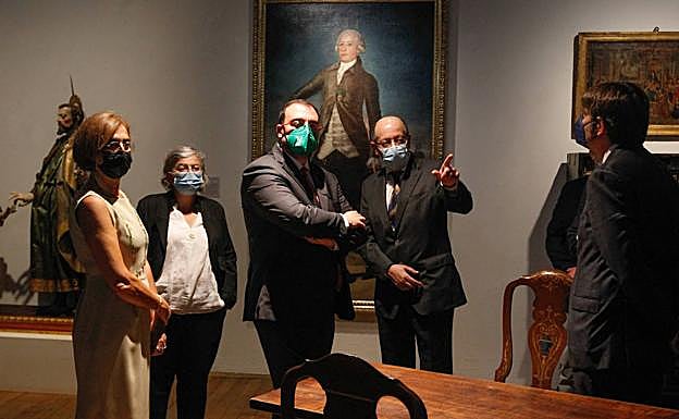 El presidente del Principado, Adrián Barbón, y la alcaldesa de Gijón, Ana González, frente al cuadro de Jovellanos pintado por Goya. 