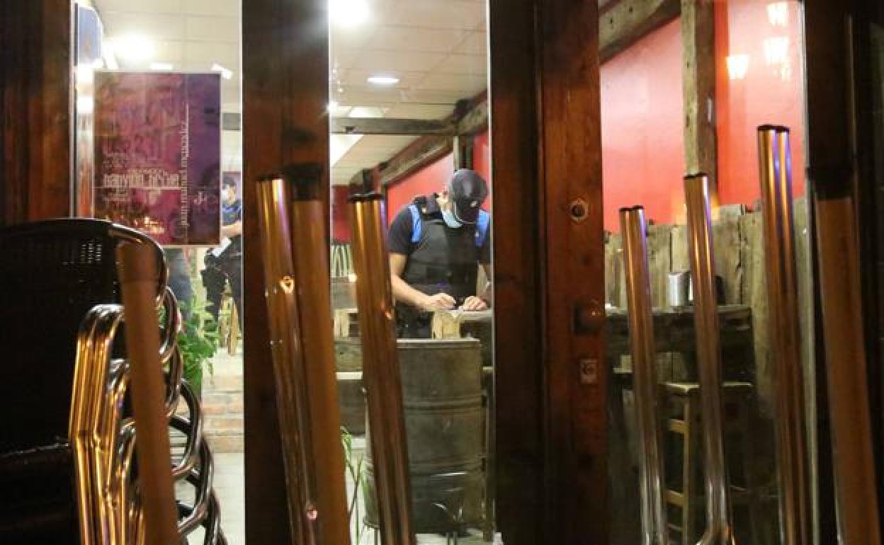 Un agente vigila el cierre de un establecimiento en Oviedo.