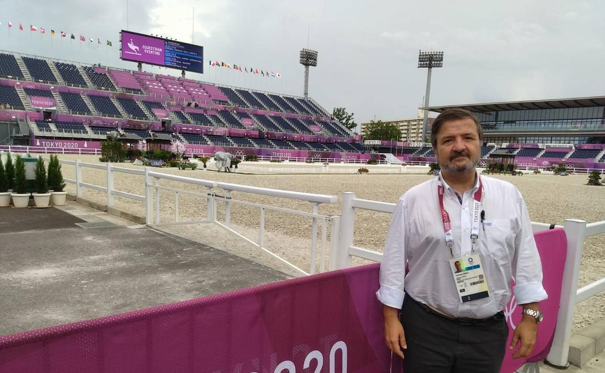 Santiago Varela posa en el parque ecuestre de Tokio. 