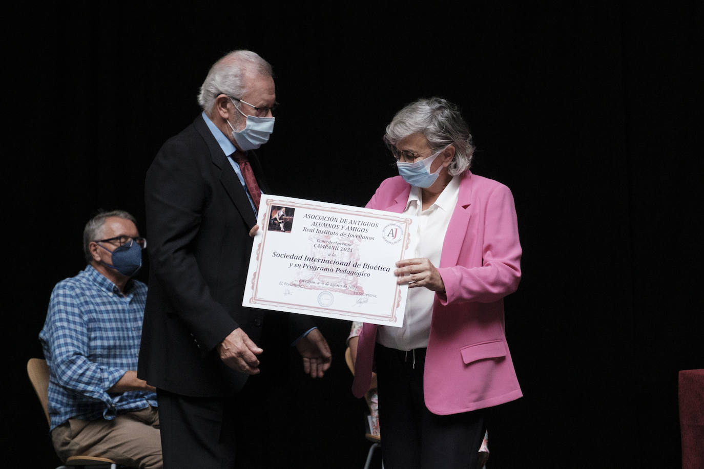 La Asociación de Antiguos Alumnos y Amigos del Real Instituto de Jovellanos ha otorgado el premio Campanil 2021 a la Sociedad Internacional de Bioética, que preside Marcelo Palacios. El premio Antiguo Alumno Distinguido ha sido para el arquitecto Vicente Díez Faixat. El acto ha tenido lugar en el Antiguo Instituto junto a los galardonados de la edición pasada, que no se pudo celebrar. Los premiados de 2020 fueron el teniente general Laurentino Ceña Coro y el Grupo Eleuterio Quintanilla.