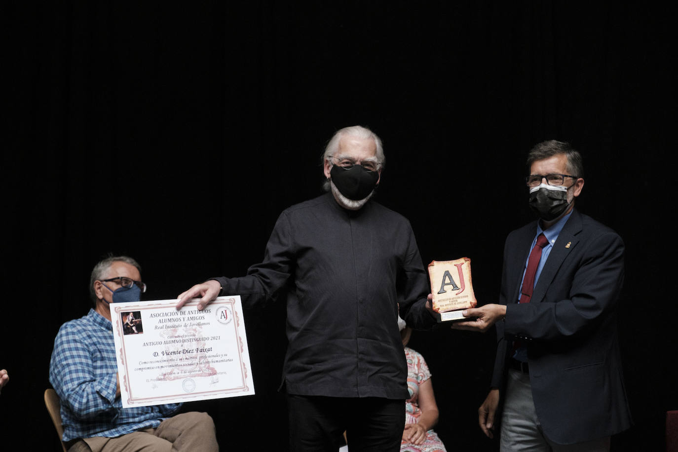 La Asociación de Antiguos Alumnos y Amigos del Real Instituto de Jovellanos ha otorgado el premio Campanil 2021 a la Sociedad Internacional de Bioética, que preside Marcelo Palacios. El premio Antiguo Alumno Distinguido ha sido para el arquitecto Vicente Díez Faixat. El acto ha tenido lugar en el Antiguo Instituto junto a los galardonados de la edición pasada, que no se pudo celebrar. Los premiados de 2020 fueron el teniente general Laurentino Ceña Coro y el Grupo Eleuterio Quintanilla.