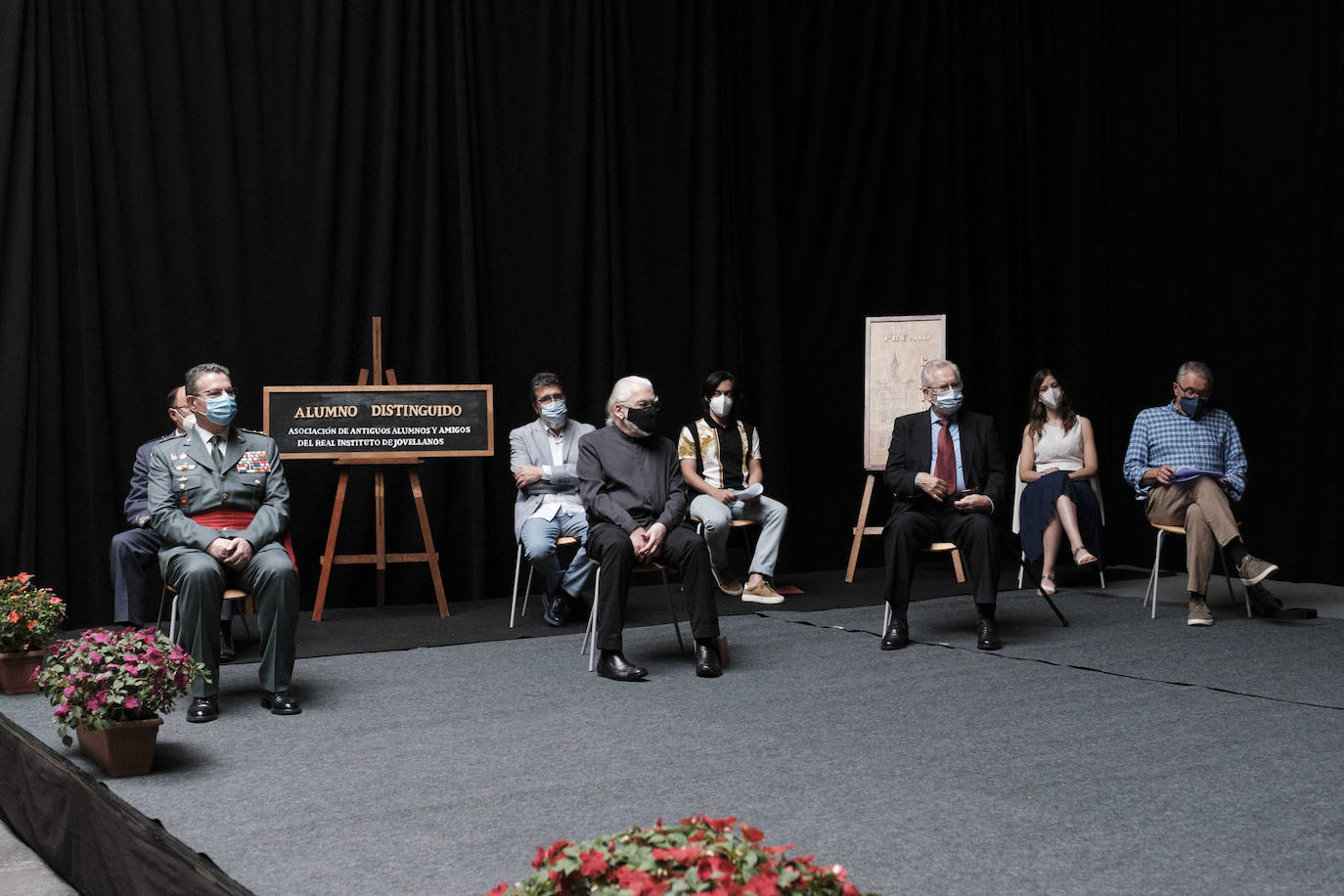 La Asociación de Antiguos Alumnos y Amigos del Real Instituto de Jovellanos ha otorgado el premio Campanil 2021 a la Sociedad Internacional de Bioética, que preside Marcelo Palacios. El premio Antiguo Alumno Distinguido ha sido para el arquitecto Vicente Díez Faixat. El acto ha tenido lugar en el Antiguo Instituto junto a los galardonados de la edición pasada, que no se pudo celebrar. Los premiados de 2020 fueron el teniente general Laurentino Ceña Coro y el Grupo Eleuterio Quintanilla.