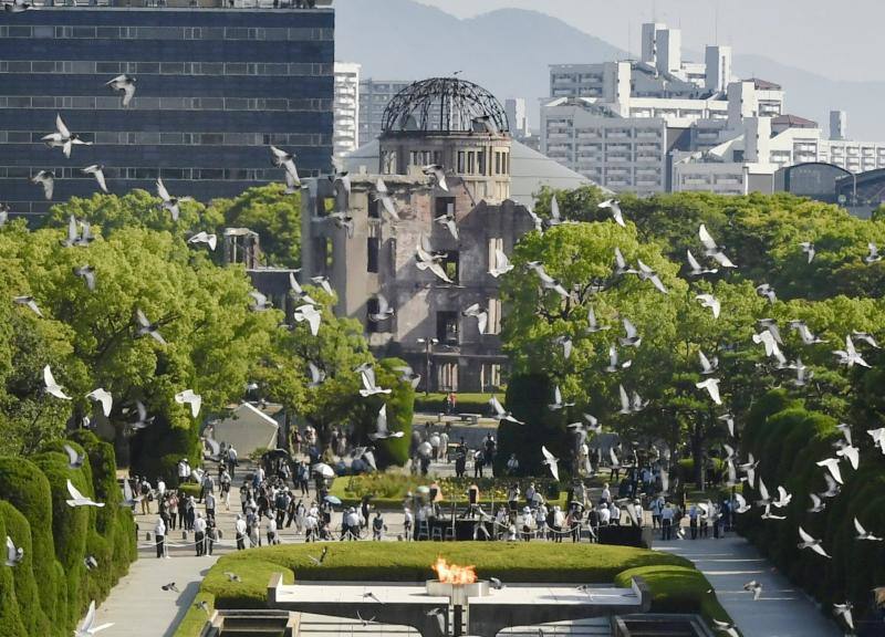 Supervivientes, allegados y grandes dignatarios han asistido a la ceremonia con la que se conmemoraba el lanzamiento de la bomba atómica sobre Hiroshima el 6 de agosto de1945 y que dejó 140.000 muertos. Los participantes guardaron un minuto de silencio a las 08:15 horas coincidiendo con el momento en que comenzó el ataque estadounidense. Además, han urgido al Gobierno nipón a firmar de forma «inmediata» el Tratado para la Prohibición de Armas Nucleares.