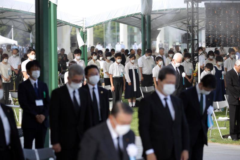 Supervivientes, allegados y grandes dignatarios han asistido a la ceremonia con la que se conmemoraba el lanzamiento de la bomba atómica sobre Hiroshima el 6 de agosto de1945 y que dejó 140.000 muertos. Los participantes guardaron un minuto de silencio a las 08:15 horas coincidiendo con el momento en que comenzó el ataque estadounidense. Además, han urgido al Gobierno nipón a firmar de forma «inmediata» el Tratado para la Prohibición de Armas Nucleares.