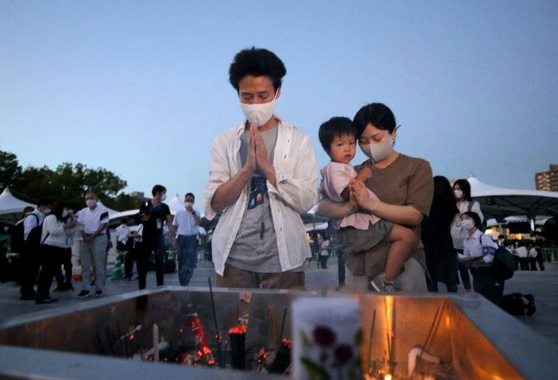 Supervivientes, allegados y grandes dignatarios han asistido a la ceremonia con la que se conmemoraba el lanzamiento de la bomba atómica sobre Hiroshima el 6 de agosto de1945 y que dejó 140.000 muertos. Los participantes guardaron un minuto de silencio a las 08:15 horas coincidiendo con el momento en que comenzó el ataque estadounidense. Además, han urgido al Gobierno nipón a firmar de forma «inmediata» el Tratado para la Prohibición de Armas Nucleares.