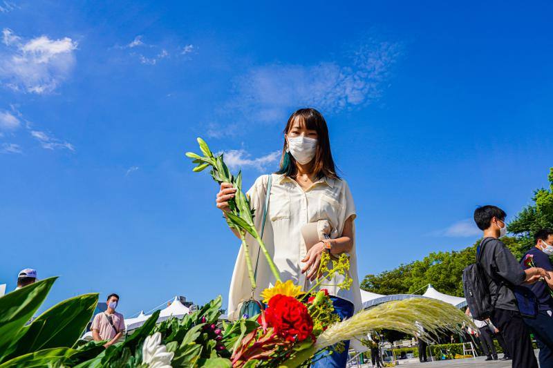 Supervivientes, allegados y grandes dignatarios han asistido a la ceremonia con la que se conmemoraba el lanzamiento de la bomba atómica sobre Hiroshima el 6 de agosto de1945 y que dejó 140.000 muertos. Los participantes guardaron un minuto de silencio a las 08:15 horas coincidiendo con el momento en que comenzó el ataque estadounidense. Además, han urgido al Gobierno nipón a firmar de forma «inmediata» el Tratado para la Prohibición de Armas Nucleares.