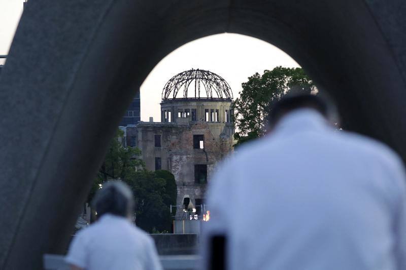 Supervivientes, allegados y grandes dignatarios han asistido a la ceremonia con la que se conmemoraba el lanzamiento de la bomba atómica sobre Hiroshima el 6 de agosto de1945 y que dejó 140.000 muertos. Los participantes guardaron un minuto de silencio a las 08:15 horas coincidiendo con el momento en que comenzó el ataque estadounidense. Además, han urgido al Gobierno nipón a firmar de forma «inmediata» el Tratado para la Prohibición de Armas Nucleares.