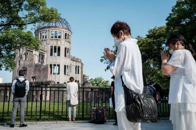 Supervivientes, allegados y grandes dignatarios han asistido a la ceremonia con la que se conmemoraba el lanzamiento de la bomba atómica sobre Hiroshima el 6 de agosto de1945 y que dejó 140.000 muertos. Los participantes guardaron un minuto de silencio a las 08:15 horas coincidiendo con el momento en que comenzó el ataque estadounidense. Además, han urgido al Gobierno nipón a firmar de forma «inmediata» el Tratado para la Prohibición de Armas Nucleares.