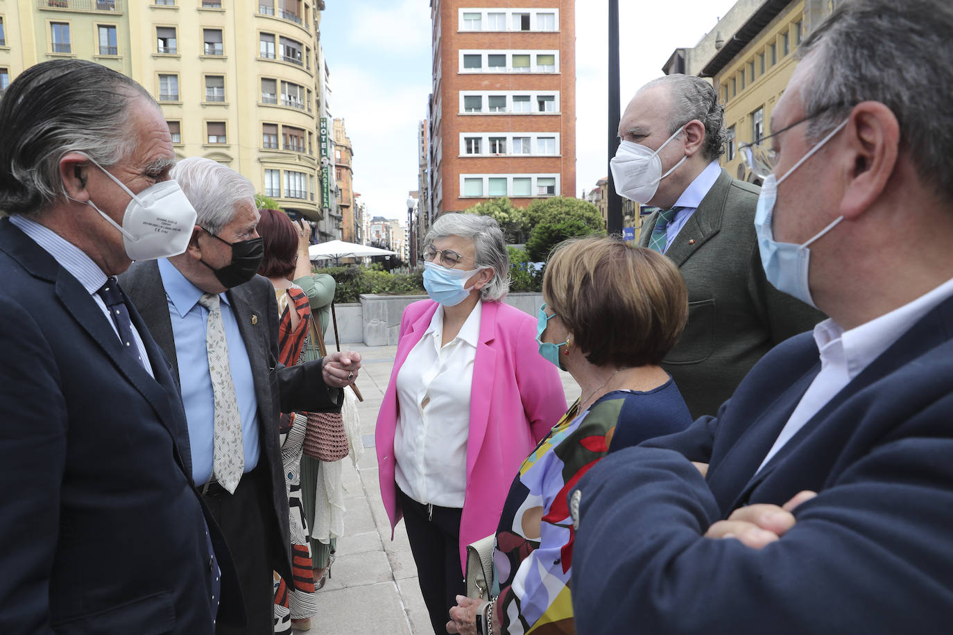 Como cada año, Gijón celebra la tradicional ofrenda floral a Gaspar Melchor de Jovellanos ante su estatua de la plaza del Seis de Agosto, que cumple 130 años.