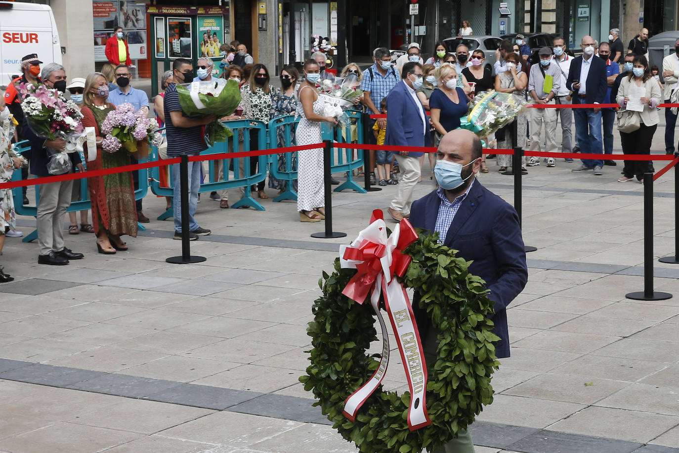 Como cada año, Gijón celebra la tradicional ofrenda floral a Gaspar Melchor de Jovellanos ante su estatua de la plaza del Seis de Agosto, que cumple 130 años.