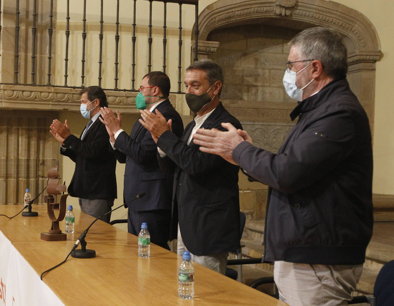 El expresidente del Principado de Asturias Javier Fernández ha recibido este viernes el Carabela 2020, el máximo galardón que otorga la Federación Internacional de Centros Asturianos. El actual presidente, Adrián Barbón fue el encargado de entregarle el premio y anunció una oficina del retornado