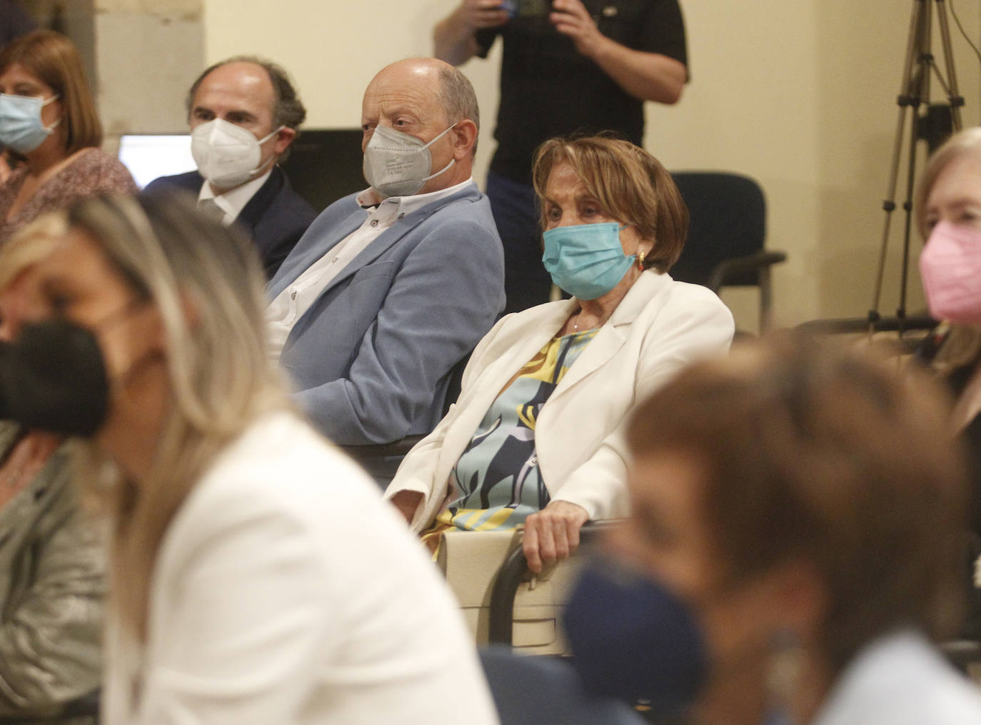 El expresidente del Principado de Asturias Javier Fernández ha recibido este viernes el Carabela 2020, el máximo galardón que otorga la Federación Internacional de Centros Asturianos. El actual presidente, Adrián Barbón fue el encargado de entregarle el premio y anunció una oficina del retornado