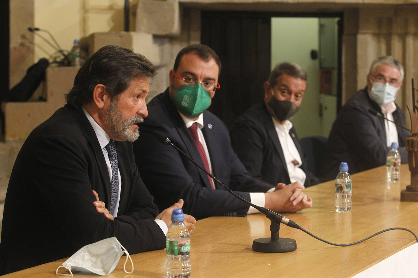 El expresidente del Principado de Asturias Javier Fernández ha recibido este viernes el Carabela 2020, el máximo galardón que otorga la Federación Internacional de Centros Asturianos. El actual presidente, Adrián Barbón fue el encargado de entregarle el premio y anunció una oficina del retornado