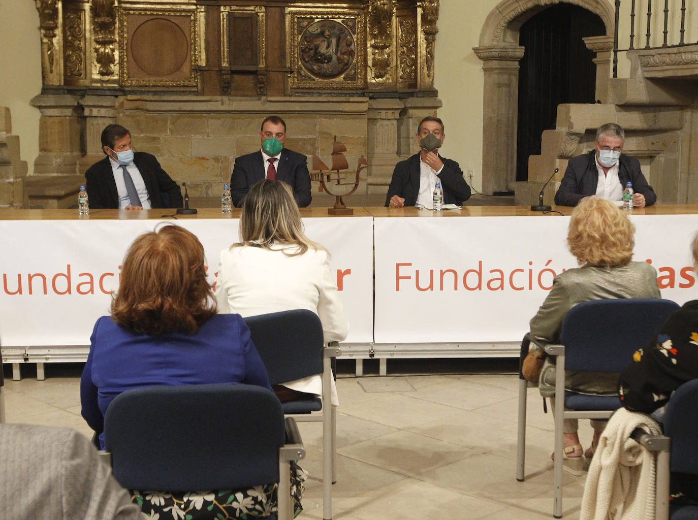 El expresidente del Principado de Asturias Javier Fernández ha recibido este viernes el Carabela 2020, el máximo galardón que otorga la Federación Internacional de Centros Asturianos. El actual presidente, Adrián Barbón fue el encargado de entregarle el premio y anunció una oficina del retornado