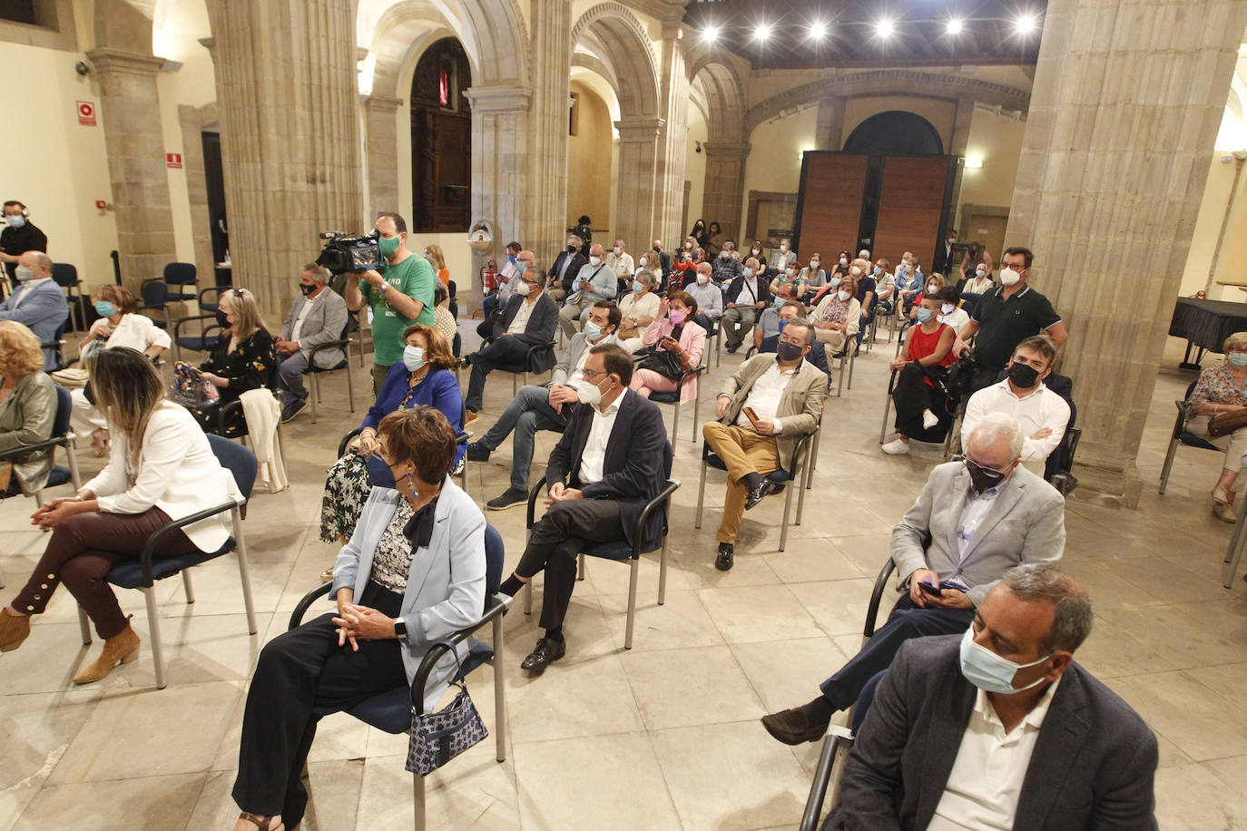 El expresidente del Principado de Asturias Javier Fernández ha recibido este viernes el Carabela 2020, el máximo galardón que otorga la Federación Internacional de Centros Asturianos. El actual presidente, Adrián Barbón fue el encargado de entregarle el premio y anunció una oficina del retornado