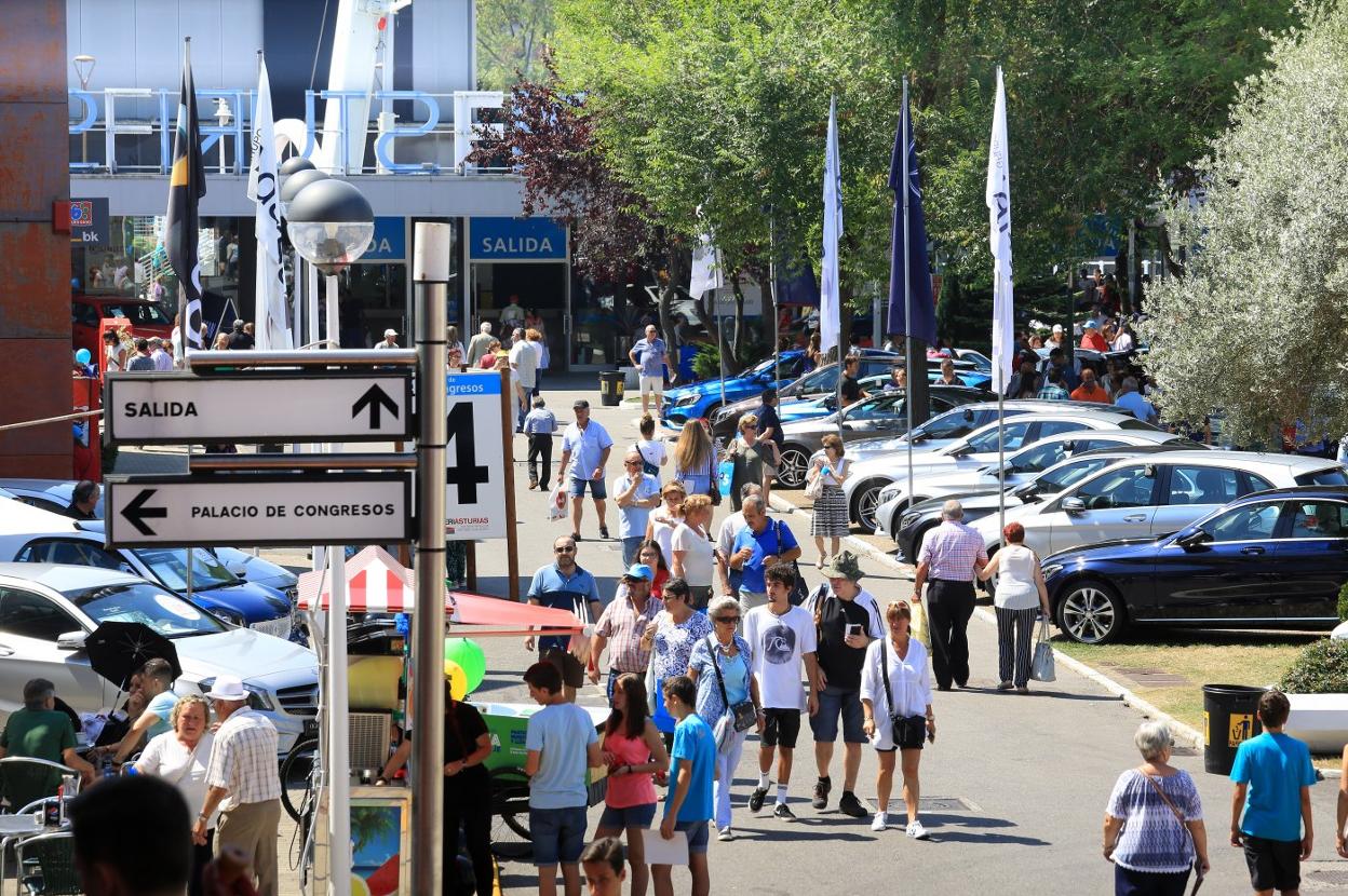 Vehículos en exposición en la Feria Internacional de Muestras. 