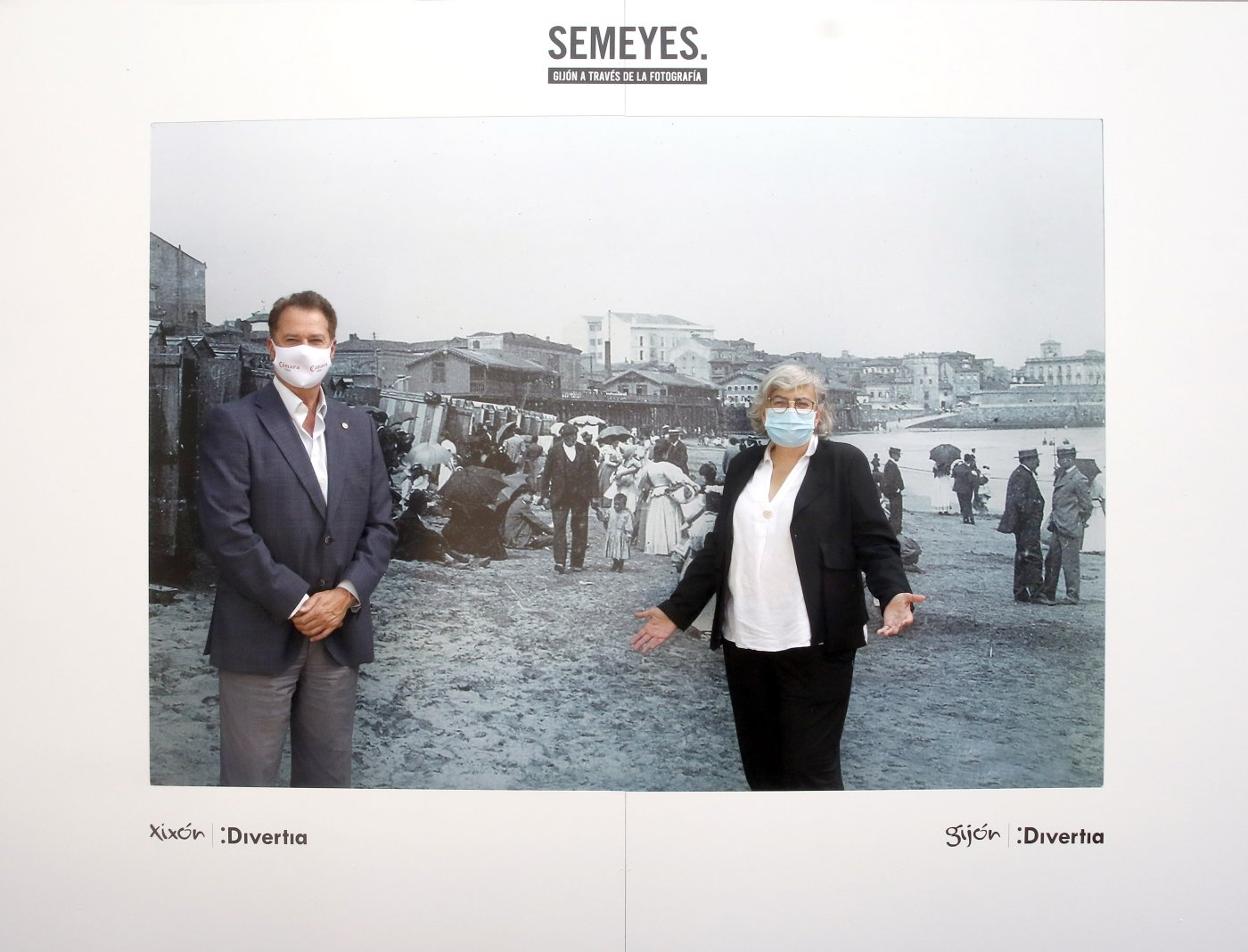 Photocall en la entrada.Félix Baragaño y Ana González posan ante la estampa histórica de San Lorenzo. 