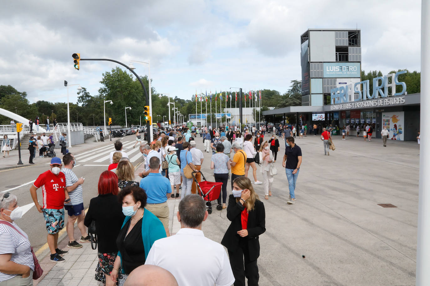 Cientos de personas hacían cola a las puertas del recinto ferial Luis Adaro de Gijón minutos antes de su apertura para disfrutar de los primeros compases de la Feria de Muestras de Asturias tras un año de ausencia.
