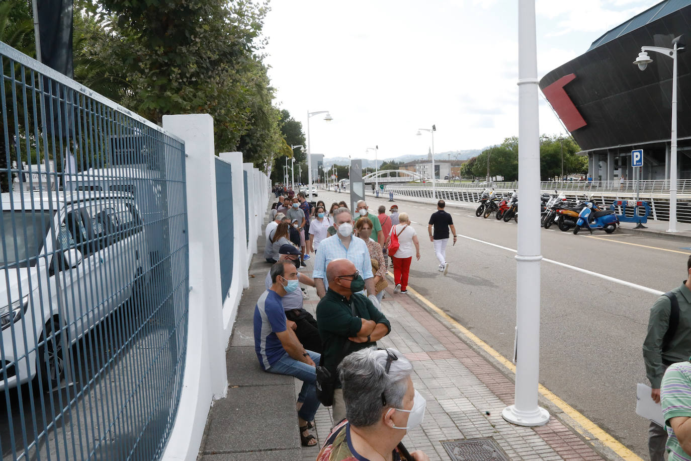 Cientos de personas hacían cola a las puertas del recinto ferial Luis Adaro de Gijón minutos antes de su apertura para disfrutar de los primeros compases de la Feria de Muestras de Asturias tras un año de ausencia.