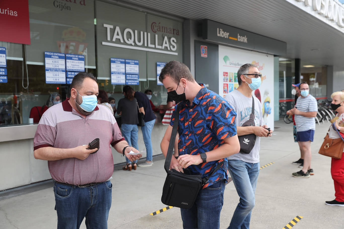 Cientos de personas hacían cola a las puertas del recinto ferial Luis Adaro de Gijón minutos antes de su apertura para disfrutar de los primeros compases de la Feria de Muestras de Asturias tras un año de ausencia.