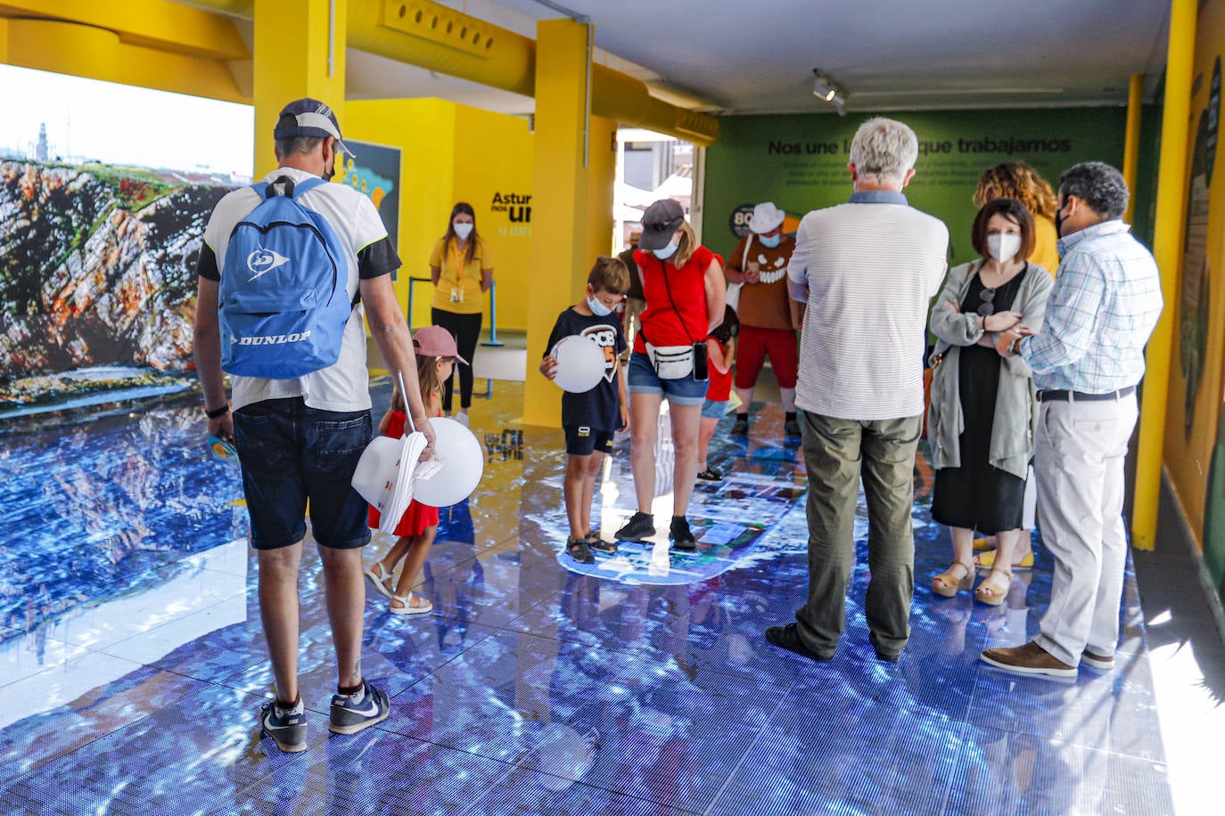 La primera jornada de la Feria de Muestras del Principado de Asturias (Fidma) ha arrancado con largas colas en el acceso al recinto y estrictas medidas de seguridad frente a la covid. Una vez dentro, los visitantes han podido disfrutar de todos los estands que se exponen en el recinto Luis Adaro, que en esta ocasión ha visto su aforo simultaneo reducido al 50 % para evitar aglomeraciones 