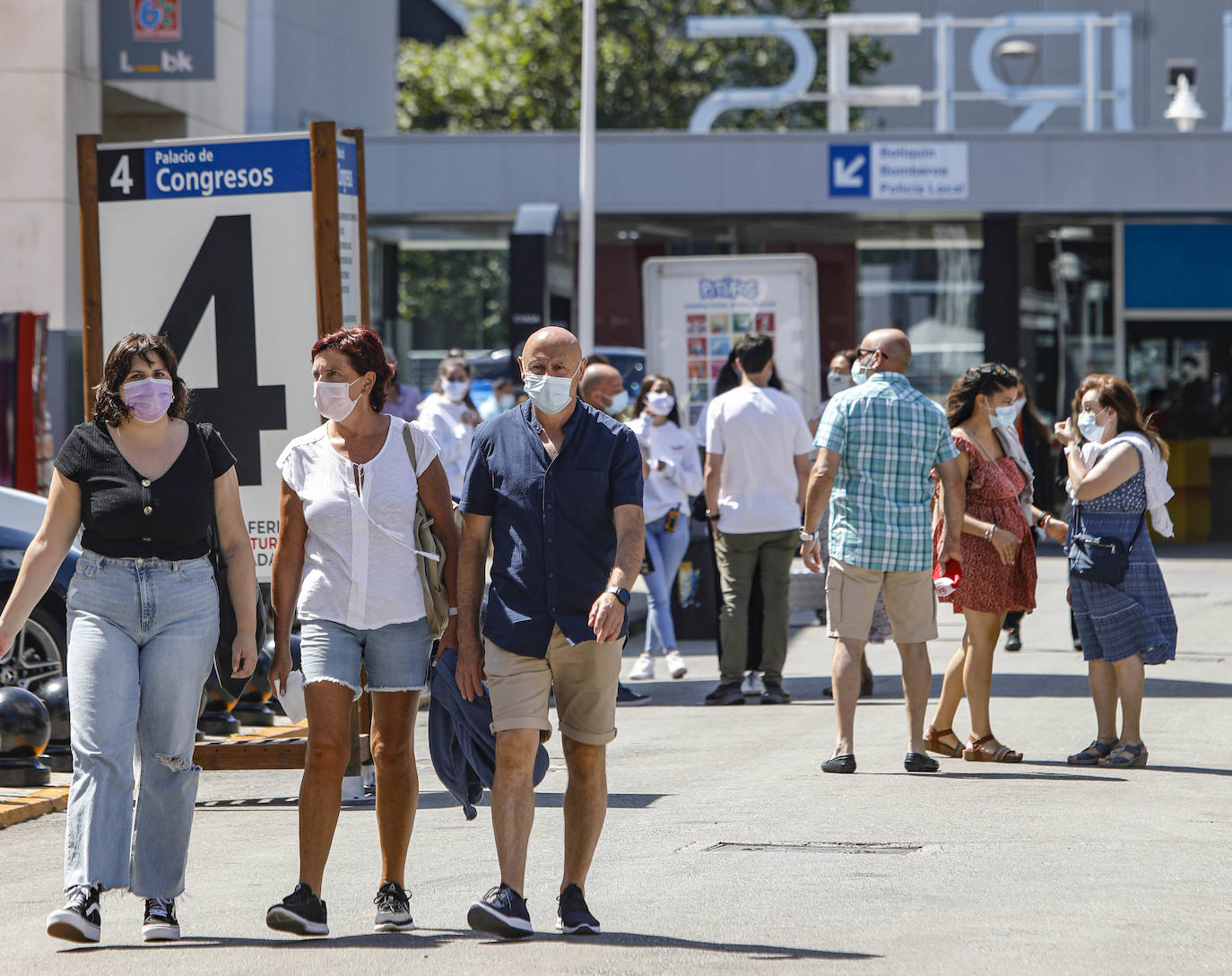 La primera jornada de la Feria de Muestras del Principado de Asturias (Fidma) ha arrancado con largas colas en el acceso al recinto y estrictas medidas de seguridad frente a la covid. Una vez dentro, los visitantes han podido disfrutar de todos los estands que se exponen en el recinto Luis Adaro, que en esta ocasión ha visto su aforo simultaneo reducido al 50 % para evitar aglomeraciones 