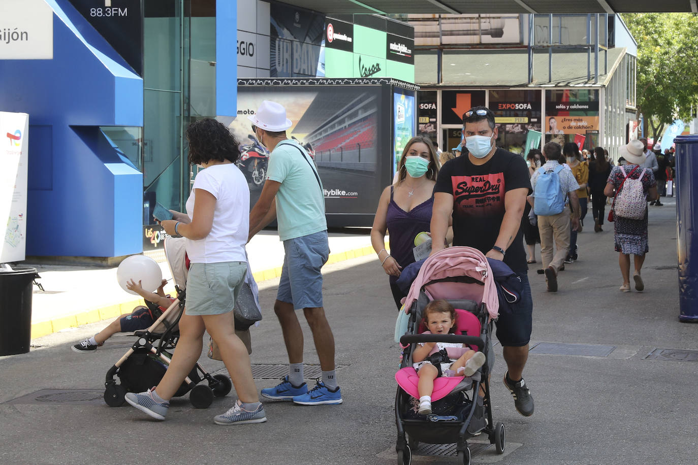 La primera jornada de la Feria de Muestras del Principado de Asturias (Fidma) ha arrancado con largas colas en el acceso al recinto y estrictas medidas de seguridad frente a la covid. Una vez dentro, los visitantes han podido disfrutar de todos los estands que se exponen en el recinto Luis Adaro, que en esta ocasión ha visto su aforo simultaneo reducido al 50 % para evitar aglomeraciones 