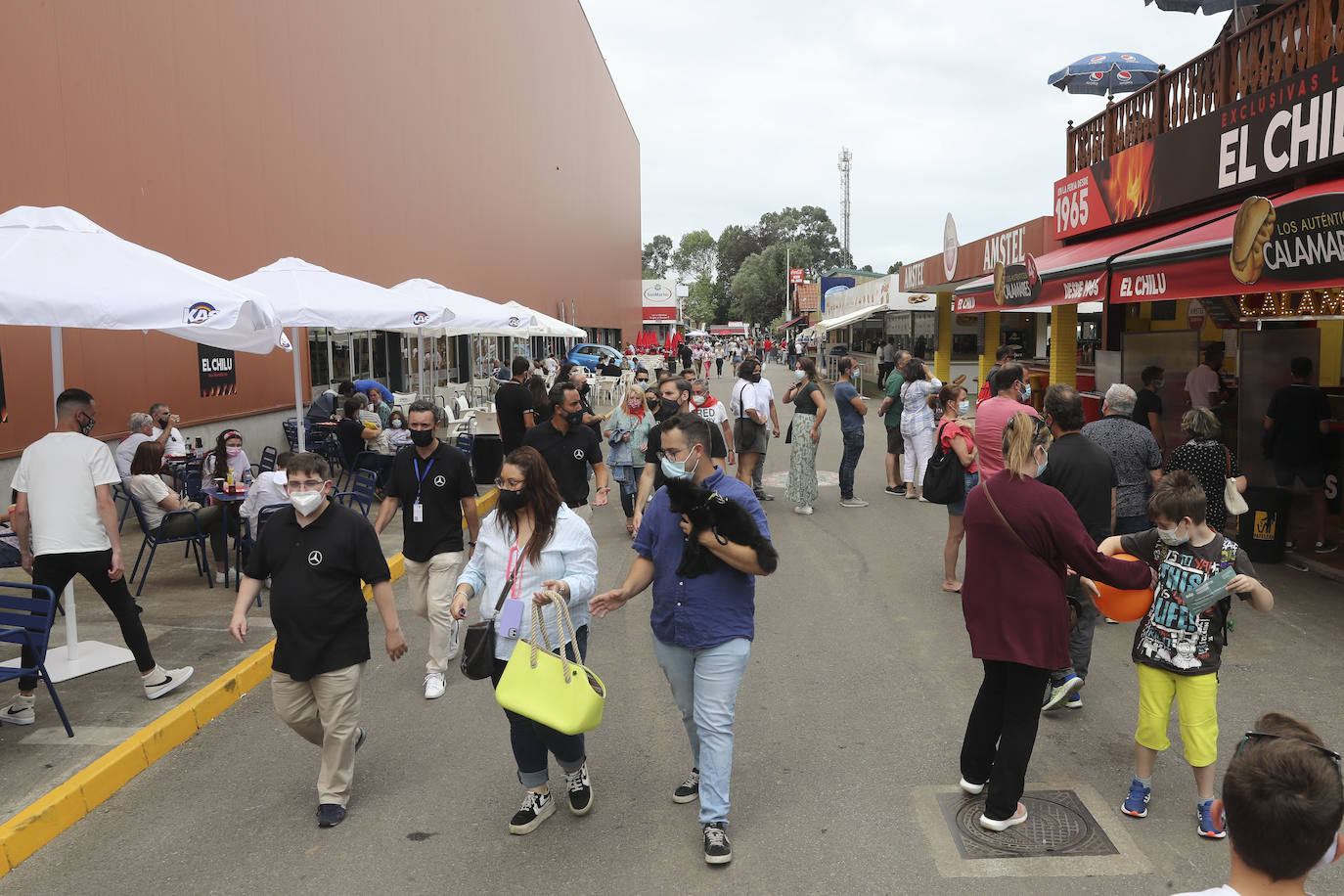 La primera jornada de la Feria de Muestras del Principado de Asturias (Fidma) ha arrancado con largas colas en el acceso al recinto y estrictas medidas de seguridad frente a la covid. Una vez dentro, los visitantes han podido disfrutar de todos los estands que se exponen en el recinto Luis Adaro, que en esta ocasión ha visto su aforo simultaneo reducido al 50 % para evitar aglomeraciones 