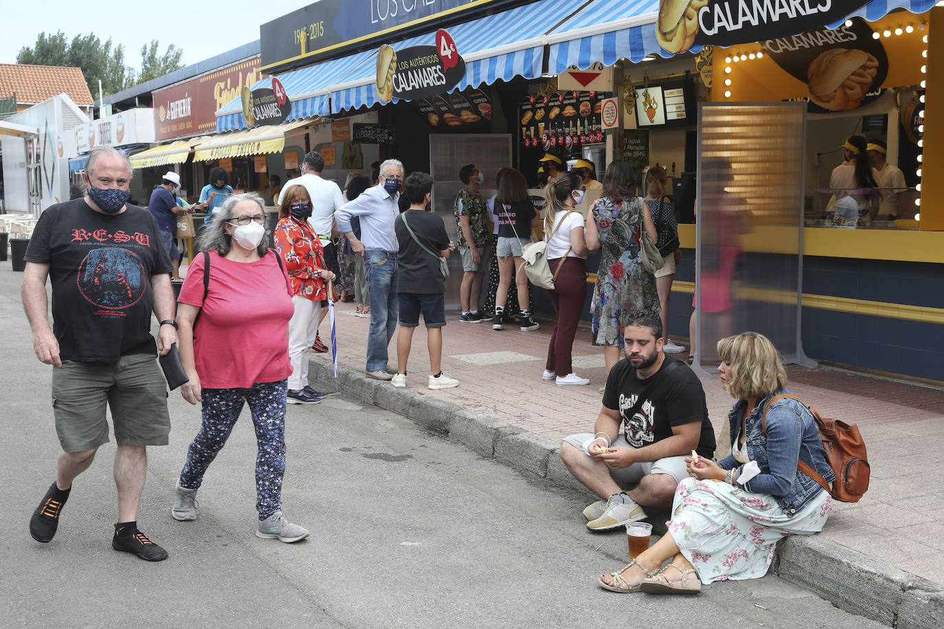 La primera jornada de la Feria de Muestras del Principado de Asturias (Fidma) ha arrancado con largas colas en el acceso al recinto y estrictas medidas de seguridad frente a la covid. Una vez dentro, los visitantes han podido disfrutar de todos los estands que se exponen en el recinto Luis Adaro, que en esta ocasión ha visto su aforo simultaneo reducido al 50 % para evitar aglomeraciones 