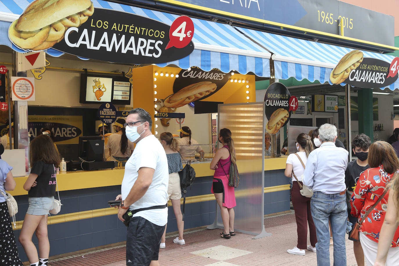 La primera jornada de la Feria de Muestras del Principado de Asturias (Fidma) ha arrancado con largas colas en el acceso al recinto y estrictas medidas de seguridad frente a la covid. Una vez dentro, los visitantes han podido disfrutar de todos los estands que se exponen en el recinto Luis Adaro, que en esta ocasión ha visto su aforo simultaneo reducido al 50 % para evitar aglomeraciones 