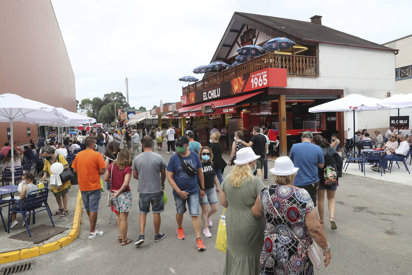 La primera jornada de la Feria de Muestras del Principado de Asturias (Fidma) ha arrancado con largas colas en el acceso al recinto y estrictas medidas de seguridad frente a la covid. Una vez dentro, los visitantes han podido disfrutar de todos los estands que se exponen en el recinto Luis Adaro, que en esta ocasión ha visto su aforo simultaneo reducido al 50 % para evitar aglomeraciones 