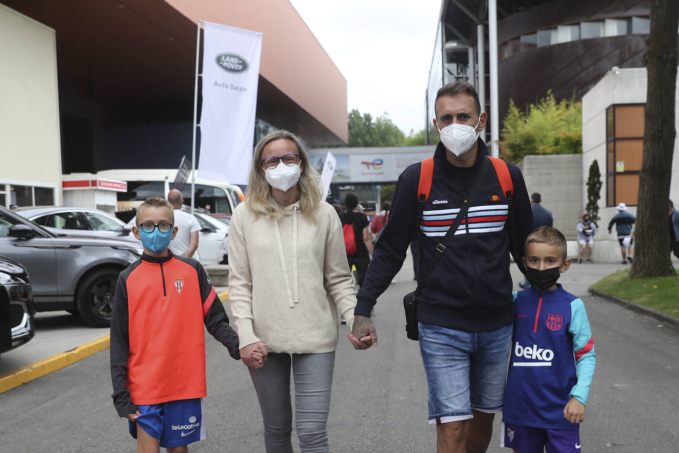 La primera jornada de la Feria de Muestras del Principado de Asturias (Fidma) ha arrancado con largas colas en el acceso al recinto y estrictas medidas de seguridad frente a la covid. Una vez dentro, los visitantes han podido disfrutar de todos los estands que se exponen en el recinto Luis Adaro, que en esta ocasión ha visto su aforo simultaneo reducido al 50 % para evitar aglomeraciones 