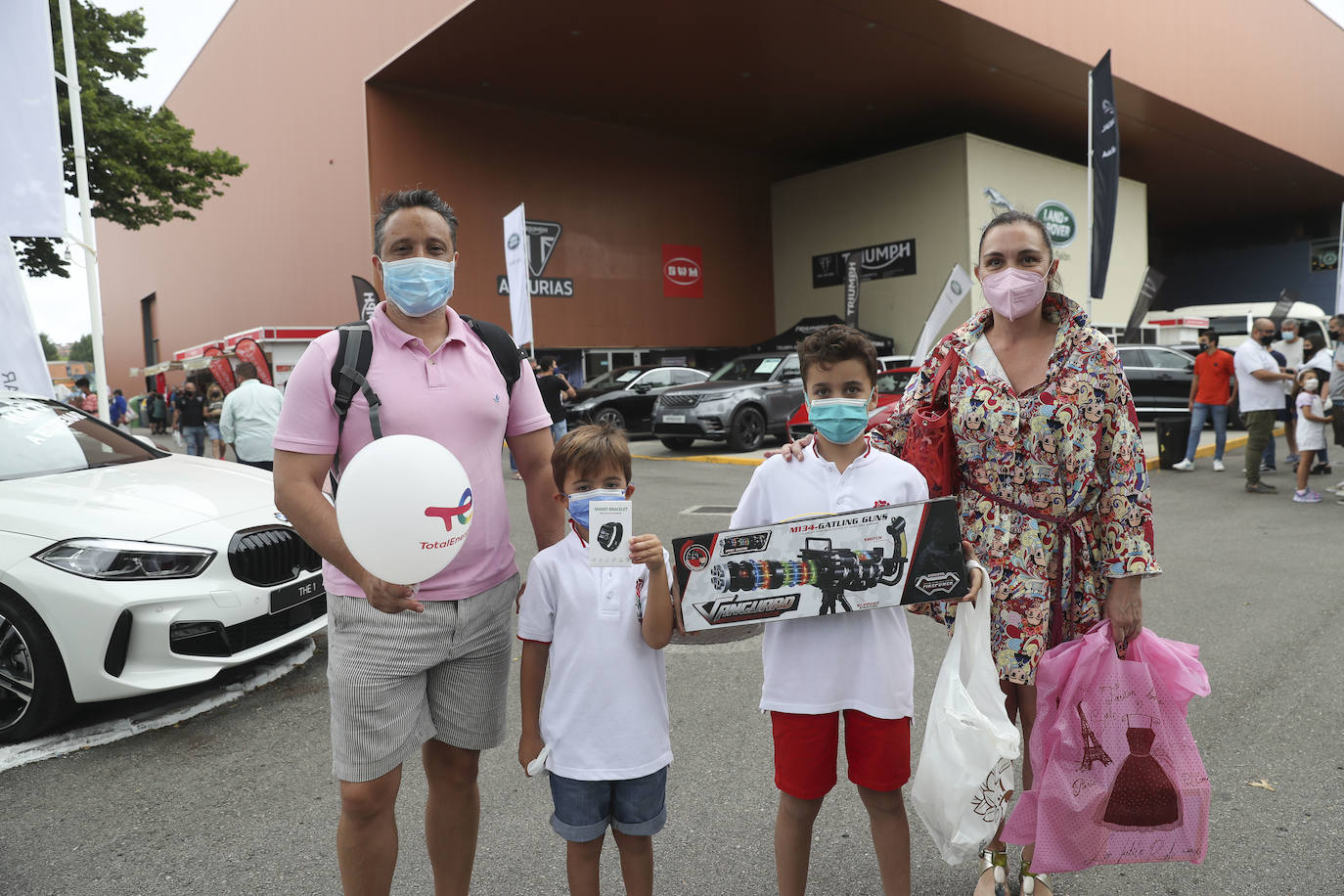 La primera jornada de la Feria de Muestras del Principado de Asturias (Fidma) ha arrancado con largas colas en el acceso al recinto y estrictas medidas de seguridad frente a la covid. Una vez dentro, los visitantes han podido disfrutar de todos los estands que se exponen en el recinto Luis Adaro, que en esta ocasión ha visto su aforo simultaneo reducido al 50 % para evitar aglomeraciones 