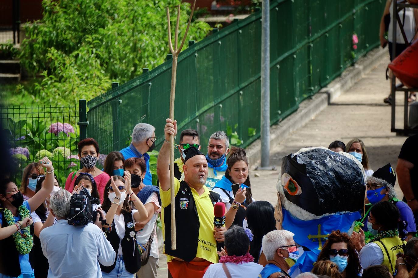 Por segundo agosto consecutivo, el Sella no vive la tradicional competición y tampoco hay folixa. Pero la pandemia no ha logrado mermar el ánimo de todas las personas que se han lanzado este sábado en sus canoas a las aguas del río.