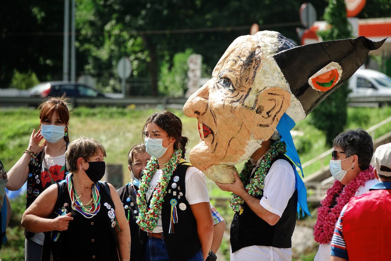 Por segundo agosto consecutivo, el Sella no vive la tradicional competición y tampoco hay folixa. Pero la pandemia no ha logrado mermar el ánimo de todas las personas que se han lanzado este sábado en sus canoas a las aguas del río.