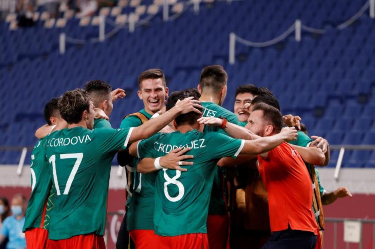 Aníbal González Anca, a la derecha, celebra eufórico con los jugadores la consecución de la medalla de bronce. 