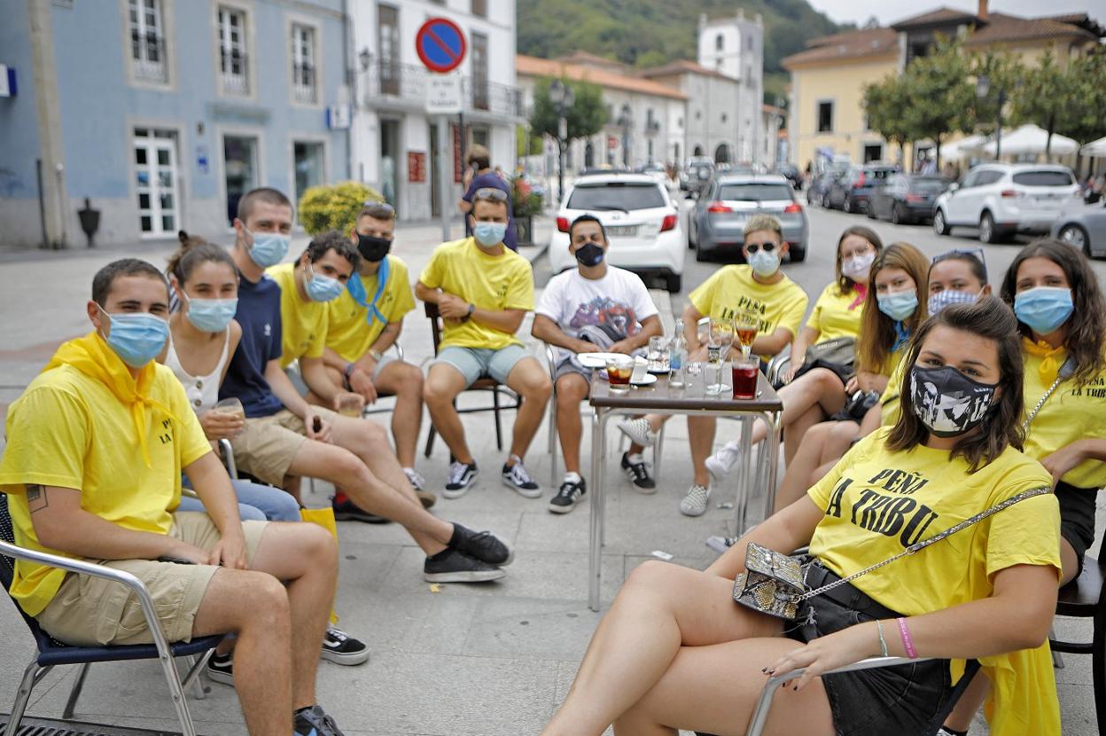 Las peñas celebraron el año pasado el Xiringüelu con un vermú en las calles de Pravia. 