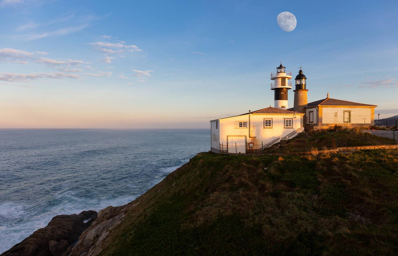 Faro de Punta Atalaia: Punta Atalaia es una península que se encuentra unida a tierra firme por un pequeño arenal de unos 150 metros de largo en San Cibrao (Cervo) y más concretamente en la parroquia de Santa María de Lieiro. Un privilegiado lugar en el que se esconde el faro de Punta Atalaia y junto al que se encuentra otro faro más antiguo que data de 1860 y que se encuentra unido a un pequeño edificio. Un lugar perfecto desde el que poder disfrutar de un rato de tranquilidad contemplando la inmensidad del Mar Cantábrico y de las islas Los Farillones.