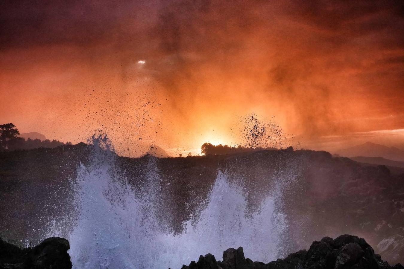 Bufones de Pría: Precisamente desde estos bufones tendrás otra de las mejores panorámicas al Cantábrico y también disfrutarás de ese fenómeno natural causado por el efecto de la erosión del mar y la lluvia en la caliza, que ha dado lugar a grietas y chimeneas por la que ruge y asciende el aire y el agua con cada golpe del oleaje. Un lugar mágico para contemplar estas aguas.