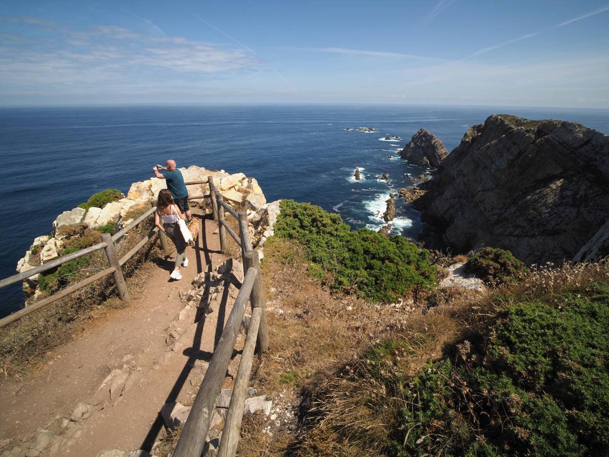 Cabo Peñas: Ubicado entre Gijón y Avilés se encuentra otro de los mejores balcones al Cantábrico: el Cabo Peñas. Un Paisaje Protegido, en el que se encuentra uno de los lugares más agrestes del Principado, con escarpados acantilados sobre los que rompen las aguas del Cantábrico. Un paisaje de gran belleza en el que admirar el dominio de estas aguas.