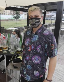 Imagen secundaria 2 - Ramón Zaragoza, empleado de Bicis Senda del Oso, David Estevez Villalón, guía turístico en Oviedo y Diego Lorenzo, camarero en el Seattle Garden, Mieres