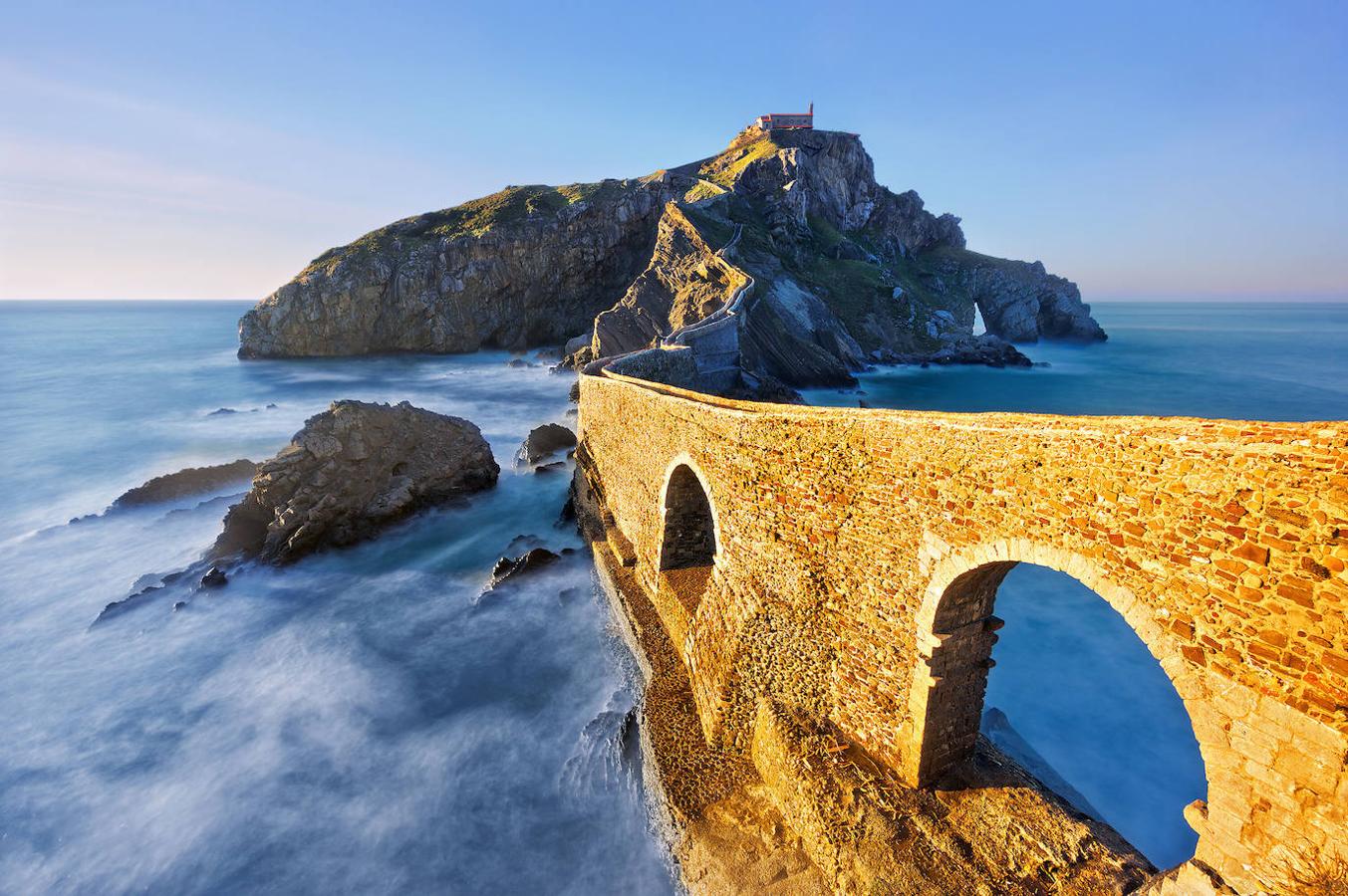 San Juan de Gaztelugatxe: San Juan de Gaztelugatxe es un lugar idílico que encontrarás en plena costa vasca y entre las localidades de Bakio y Bermeo y unido a la costa a través de una escalinata de nada menos que 241 peldaños. Un lugar cuyas vistas merecen la pena y que ha sido escenario de piratas, leyendas e incluso de la famosa serie de 'Juego de Tronos'.