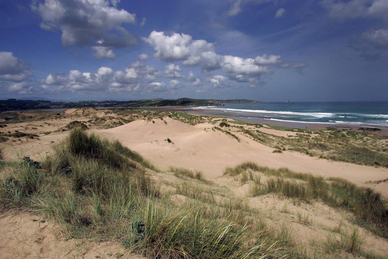 Dunas de Liencres: La dunas de Liencres están consideradas unas de las más importantes del norte de España, por su interés geomórfológico. El Parque Natural de las Dunas de Liencres y Costa Quebrada en el que se encuentran, cuenta con un total de 1.750 hectáreas comprendidas desde la Punta del Águila, en Miengo, hasta el límite que separa Santa Cruz de Bezana con Santander. Un entorno desde el que tendrás la perfecta fusión de arena y mar en la mejor de las panorámicas.