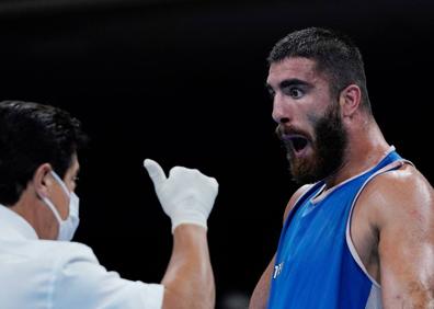 Imagen secundaria 1 - Mourad Aliev en el combate en el que fue descalificado.